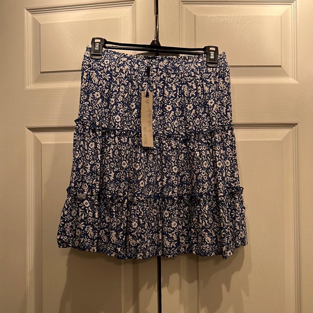 Rose & Thyme skirt - light blue with white flowers